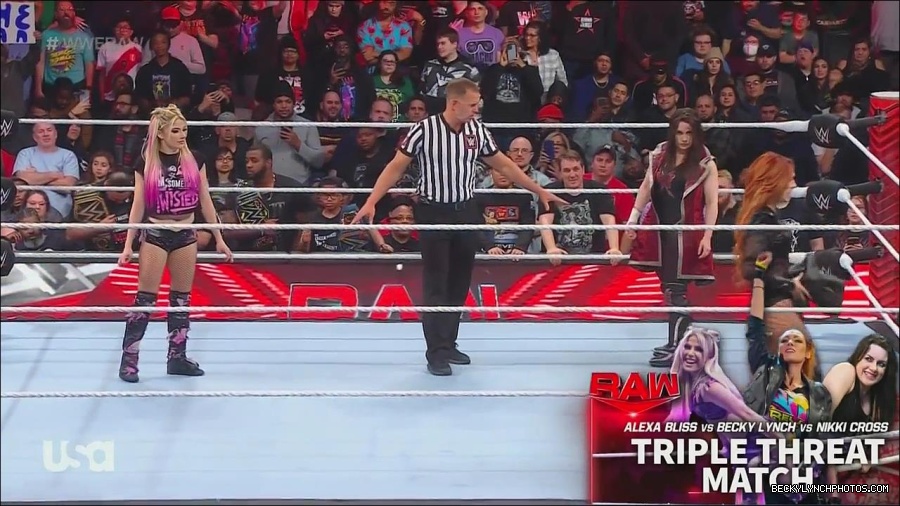 WWE_Monday_Night_Raw_2022_12_05_720p_HDTV_x264-NWCHD_mp4_006760344.jpg