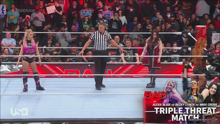 WWE_Monday_Night_Raw_2022_12_05_720p_HDTV_x264-NWCHD_mp4_006761145.jpg