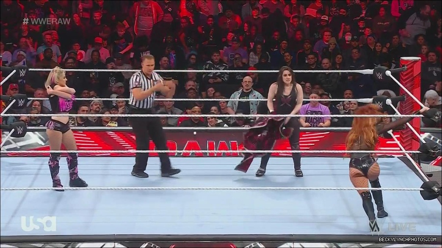 WWE_Monday_Night_Raw_2022_12_05_720p_HDTV_x264-NWCHD_mp4_006765950.jpg