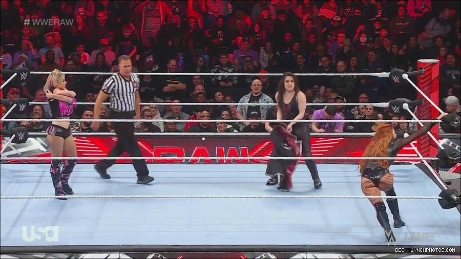 WWE_Monday_Night_Raw_2022_12_05_720p_HDTV_x264-NWCHD_mp4_006766350.jpg
