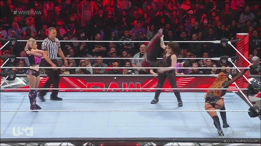 WWE_Monday_Night_Raw_2022_12_05_720p_HDTV_x264-NWCHD_mp4_006766751.jpg