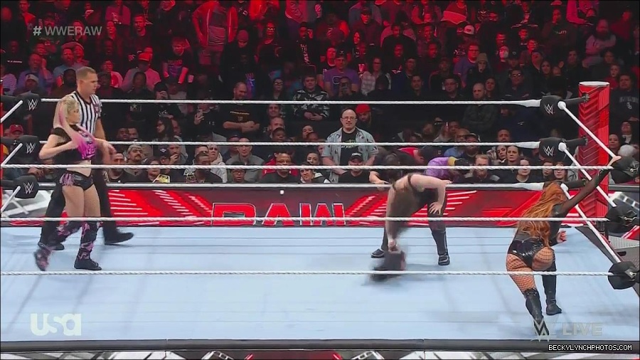 WWE_Monday_Night_Raw_2022_12_05_720p_HDTV_x264-NWCHD_mp4_006767151.jpg
