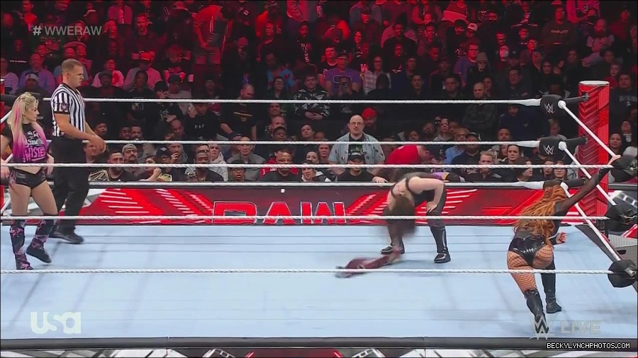 WWE_Monday_Night_Raw_2022_12_05_720p_HDTV_x264-NWCHD_mp4_006767952.jpg