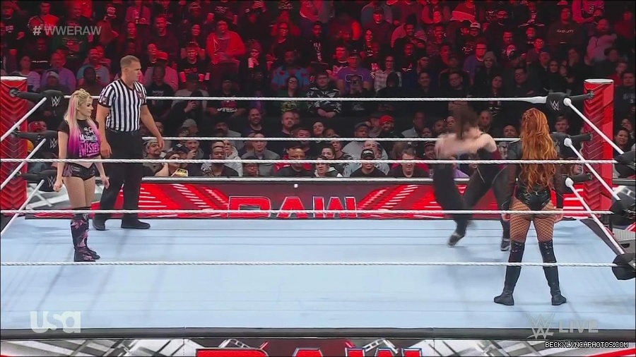 WWE_Monday_Night_Raw_2022_12_05_720p_HDTV_x264-NWCHD_mp4_006771556.jpg