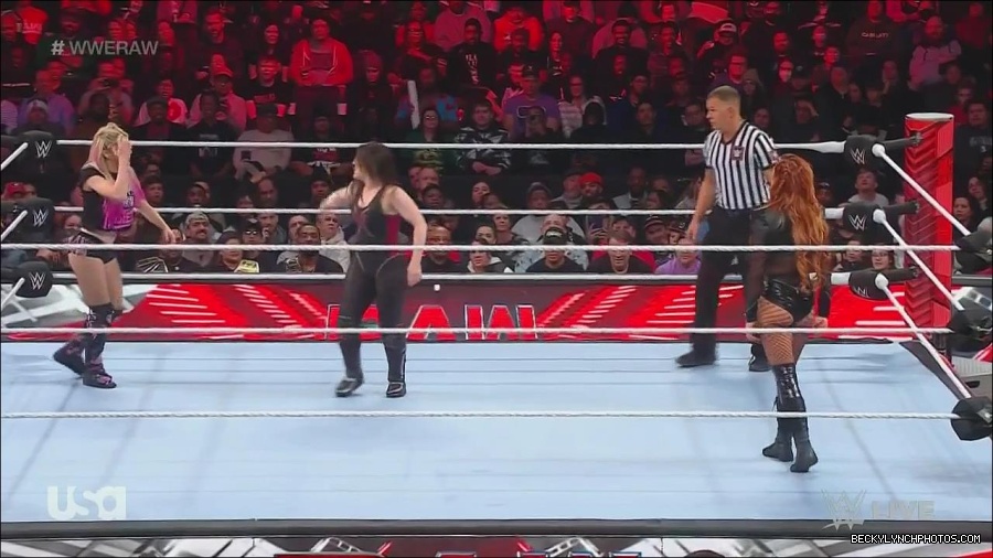 WWE_Monday_Night_Raw_2022_12_05_720p_HDTV_x264-NWCHD_mp4_006777161.jpg