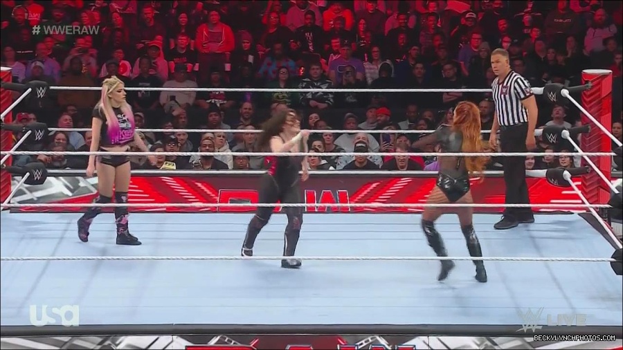 WWE_Monday_Night_Raw_2022_12_05_720p_HDTV_x264-NWCHD_mp4_006777962.jpg