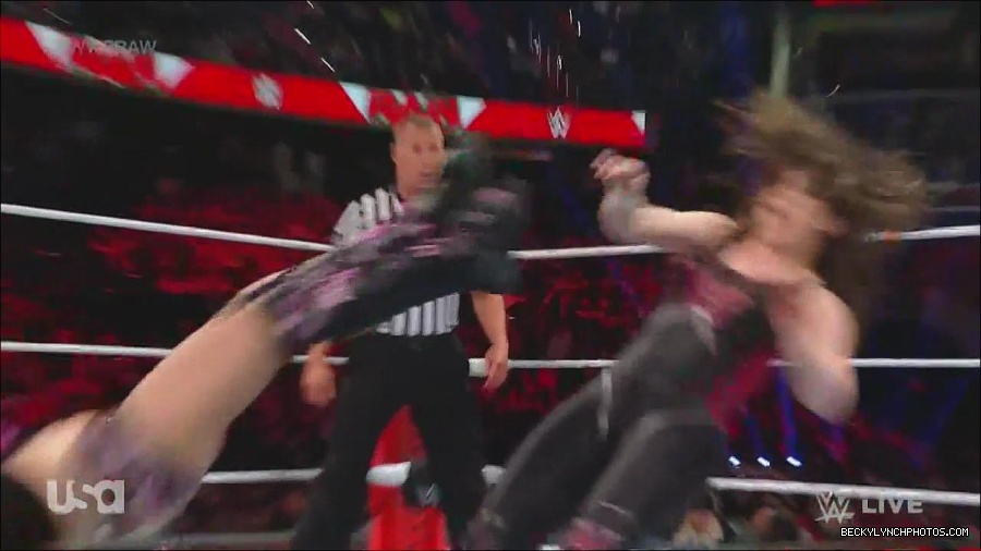 WWE_Monday_Night_Raw_2022_12_05_720p_HDTV_x264-NWCHD_mp4_006780364.jpg