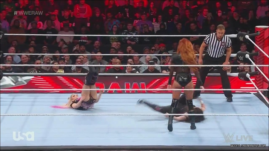 WWE_Monday_Night_Raw_2022_12_05_720p_HDTV_x264-NWCHD_mp4_006780765.jpg