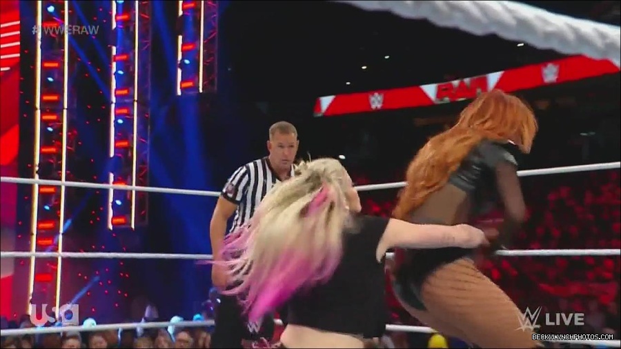 WWE_Monday_Night_Raw_2022_12_05_720p_HDTV_x264-NWCHD_mp4_006798382.jpg