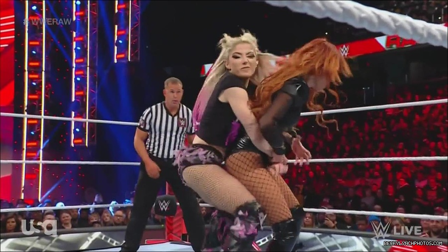 WWE_Monday_Night_Raw_2022_12_05_720p_HDTV_x264-NWCHD_mp4_006798783.jpg