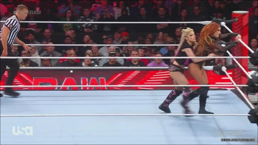 WWE_Monday_Night_Raw_2022_12_05_720p_HDTV_x264-NWCHD_mp4_006800384.jpg