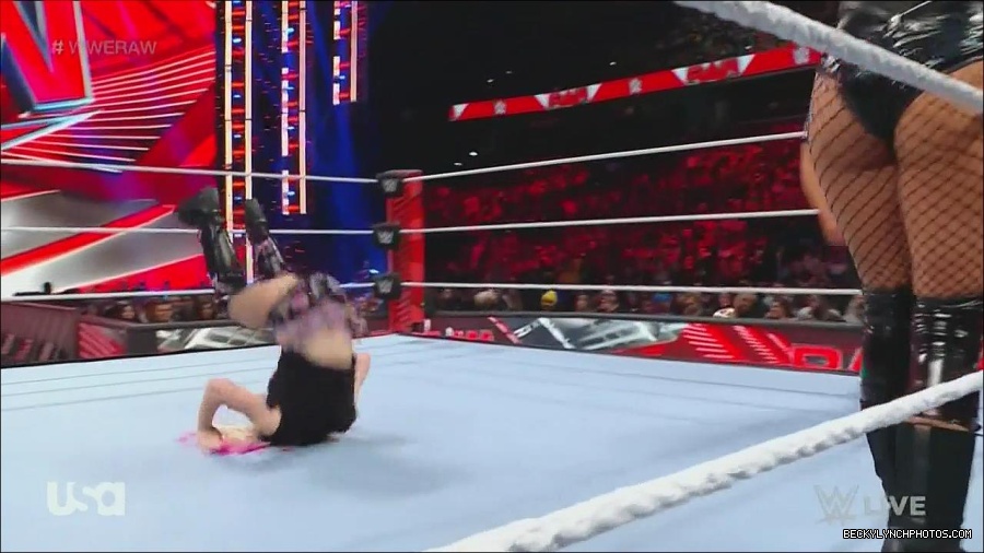 WWE_Monday_Night_Raw_2022_12_05_720p_HDTV_x264-NWCHD_mp4_006801986.jpg