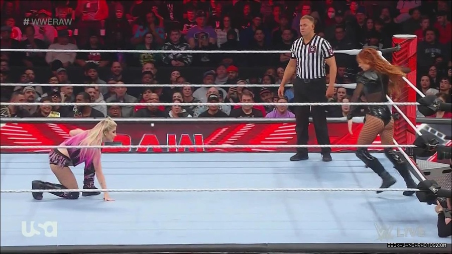 WWE_Monday_Night_Raw_2022_12_05_720p_HDTV_x264-NWCHD_mp4_006803187.jpg
