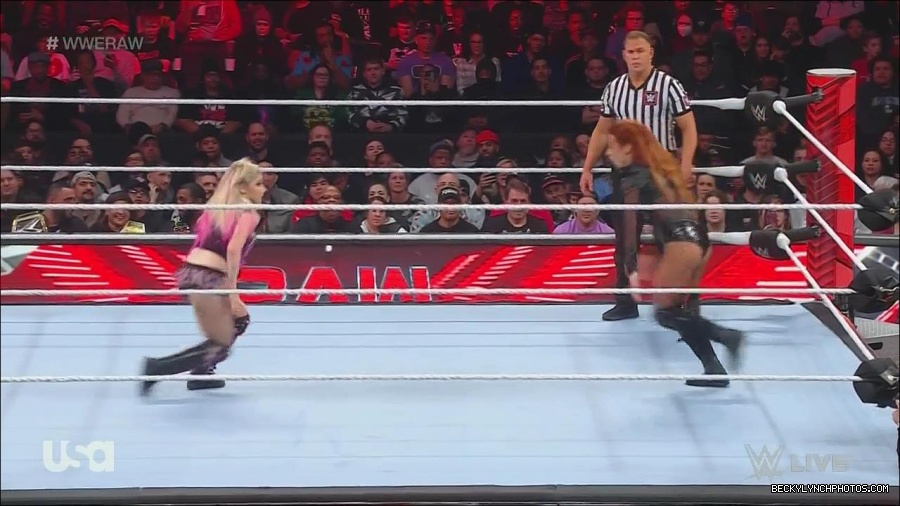 WWE_Monday_Night_Raw_2022_12_05_720p_HDTV_x264-NWCHD_mp4_006803588.jpg