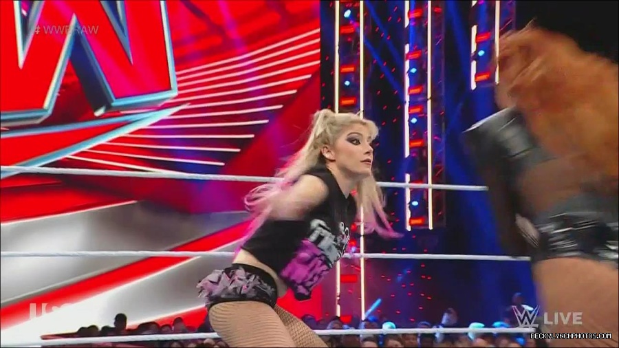 WWE_Monday_Night_Raw_2022_12_05_720p_HDTV_x264-NWCHD_mp4_006803988.jpg