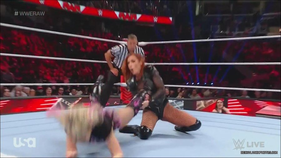WWE_Monday_Night_Raw_2022_12_05_720p_HDTV_x264-NWCHD_mp4_006806390.jpg