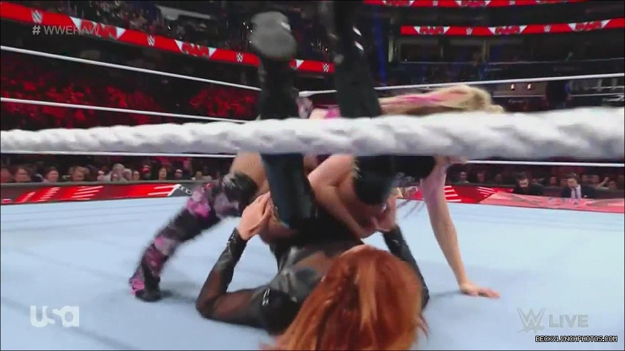 WWE_Monday_Night_Raw_2022_12_05_720p_HDTV_x264-NWCHD_mp4_006810394.jpg