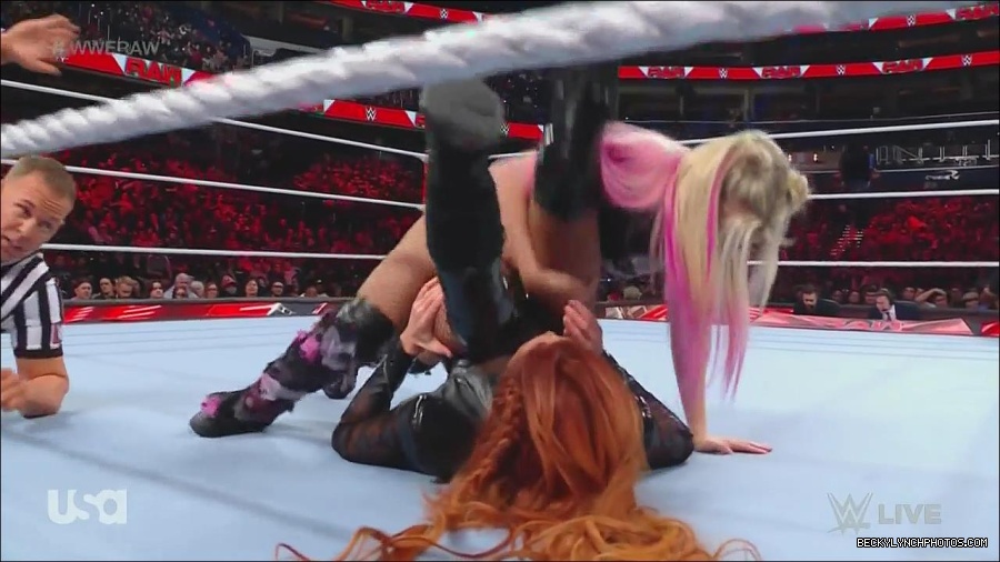WWE_Monday_Night_Raw_2022_12_05_720p_HDTV_x264-NWCHD_mp4_006811596.jpg