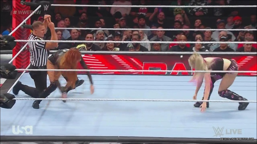 WWE_Monday_Night_Raw_2022_12_05_720p_HDTV_x264-NWCHD_mp4_006813197.jpg