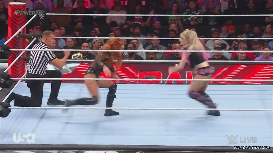 WWE_Monday_Night_Raw_2022_12_05_720p_HDTV_x264-NWCHD_mp4_006813598.jpg