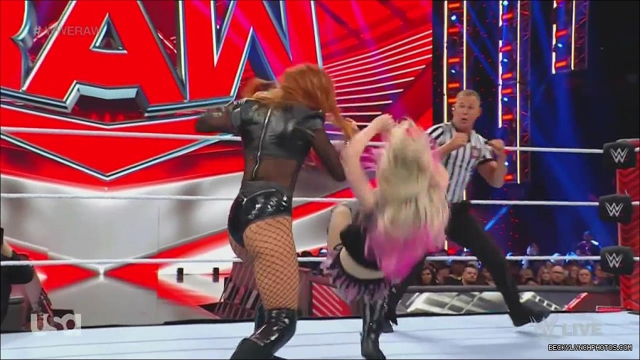 WWE_Monday_Night_Raw_2022_12_05_720p_HDTV_x264-NWCHD_mp4_006814398.jpg