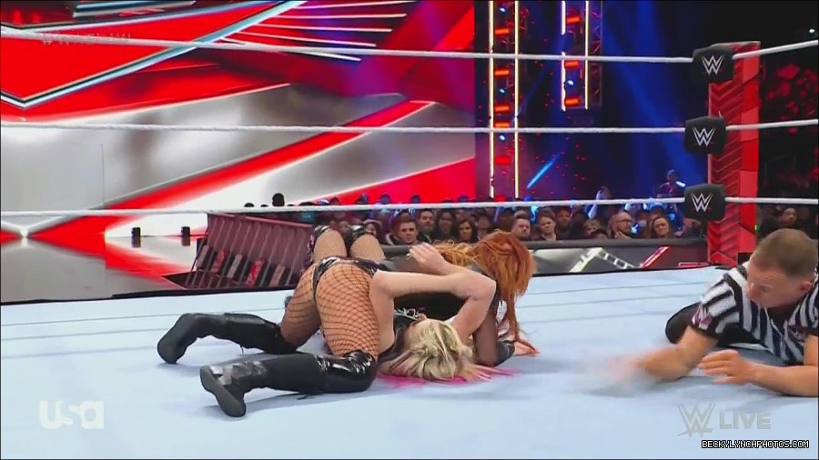 WWE_Monday_Night_Raw_2022_12_05_720p_HDTV_x264-NWCHD_mp4_006816000.jpg