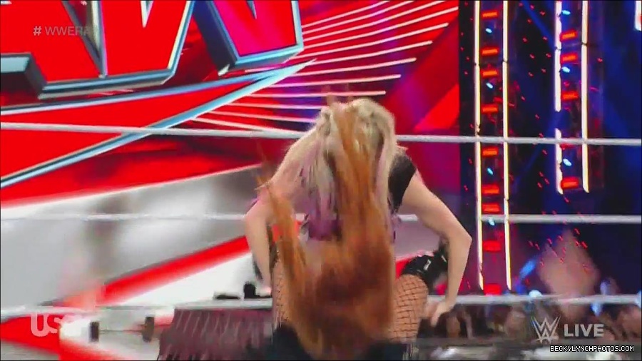 WWE_Monday_Night_Raw_2022_12_05_720p_HDTV_x264-NWCHD_mp4_006819203.jpg