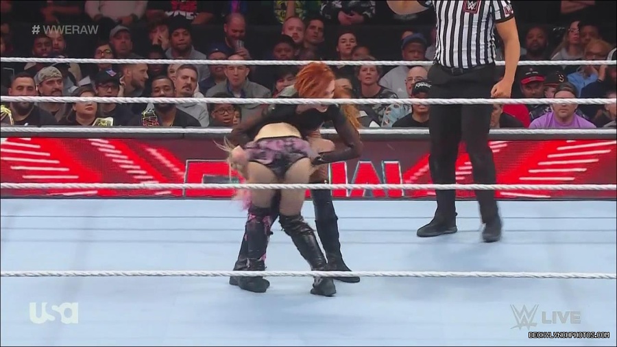 WWE_Monday_Night_Raw_2022_12_05_720p_HDTV_x264-NWCHD_mp4_006824008.jpg