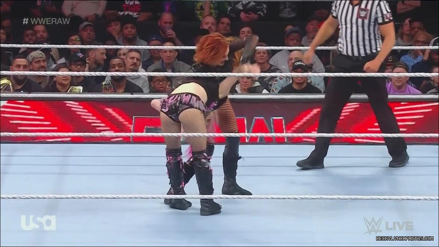 WWE_Monday_Night_Raw_2022_12_05_720p_HDTV_x264-NWCHD_mp4_006824408.jpg