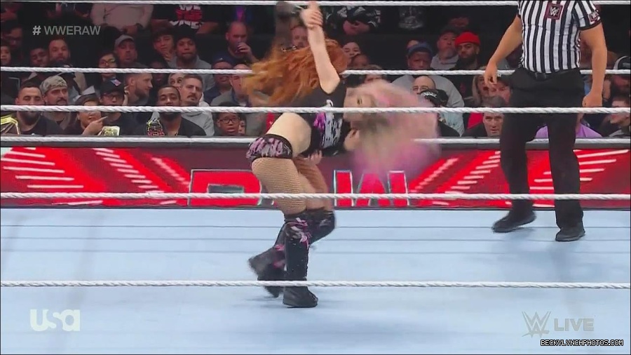 WWE_Monday_Night_Raw_2022_12_05_720p_HDTV_x264-NWCHD_mp4_006824809.jpg