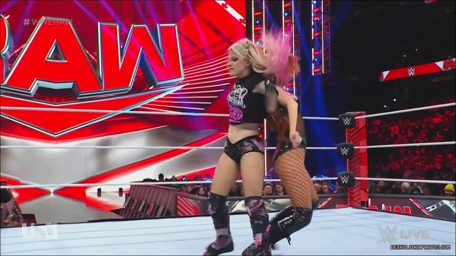 WWE_Monday_Night_Raw_2022_12_05_720p_HDTV_x264-NWCHD_mp4_006825209.jpg