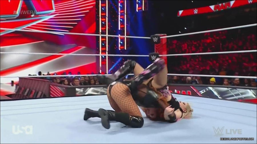 WWE_Monday_Night_Raw_2022_12_05_720p_HDTV_x264-NWCHD_mp4_006826410.jpg