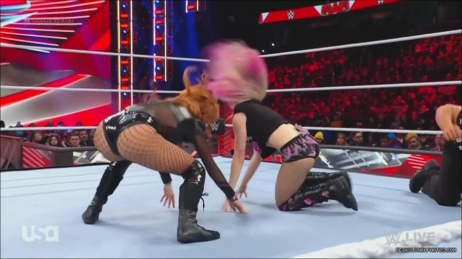 WWE_Monday_Night_Raw_2022_12_05_720p_HDTV_x264-NWCHD_mp4_006828813.jpg