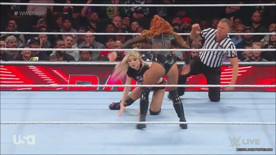 WWE_Monday_Night_Raw_2022_12_05_720p_HDTV_x264-NWCHD_mp4_006829213.jpg