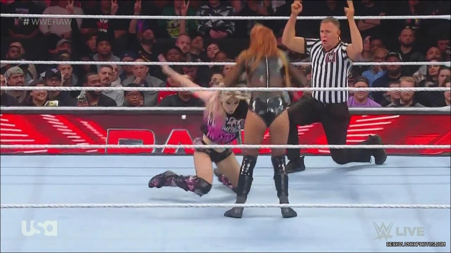 WWE_Monday_Night_Raw_2022_12_05_720p_HDTV_x264-NWCHD_mp4_006829614.jpg