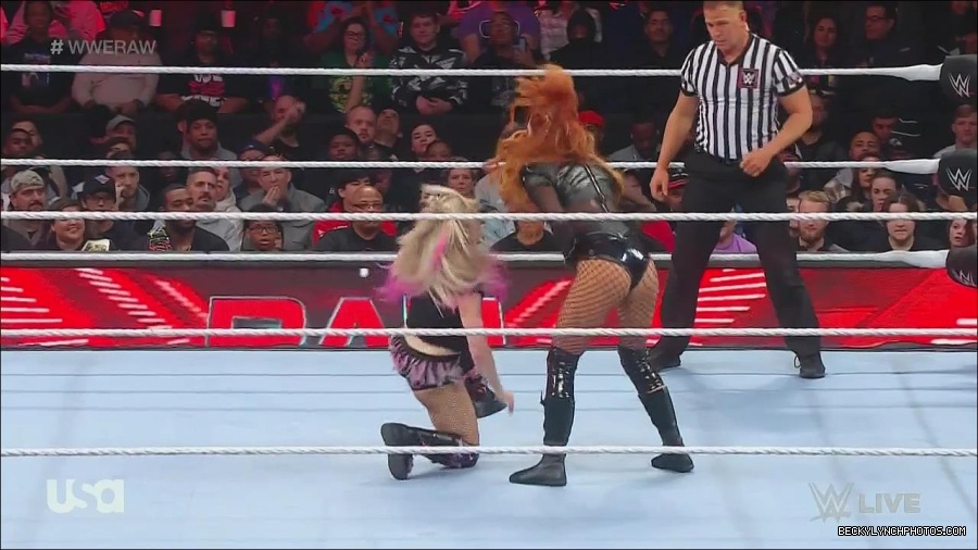 WWE_Monday_Night_Raw_2022_12_05_720p_HDTV_x264-NWCHD_mp4_006831215.jpg