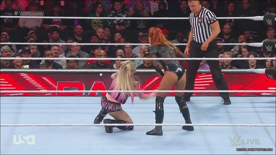 WWE_Monday_Night_Raw_2022_12_05_720p_HDTV_x264-NWCHD_mp4_006831616.jpg