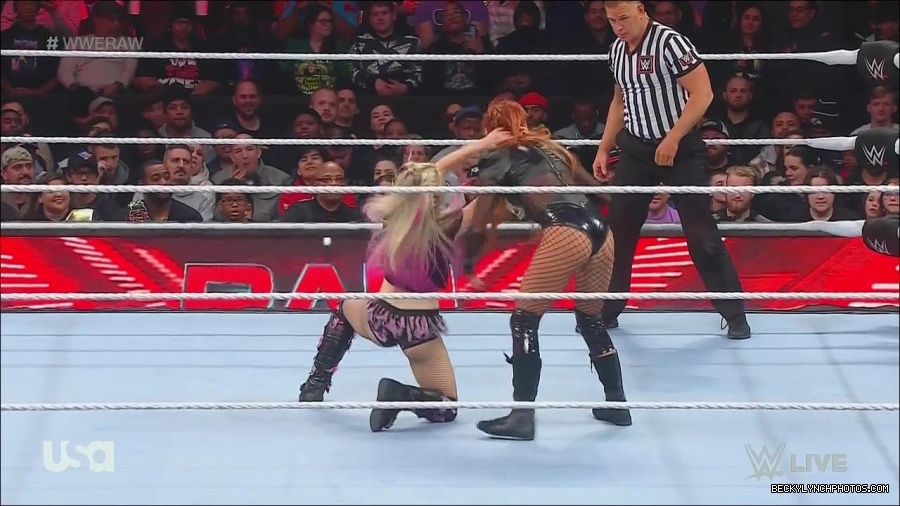 WWE_Monday_Night_Raw_2022_12_05_720p_HDTV_x264-NWCHD_mp4_006832016.jpg