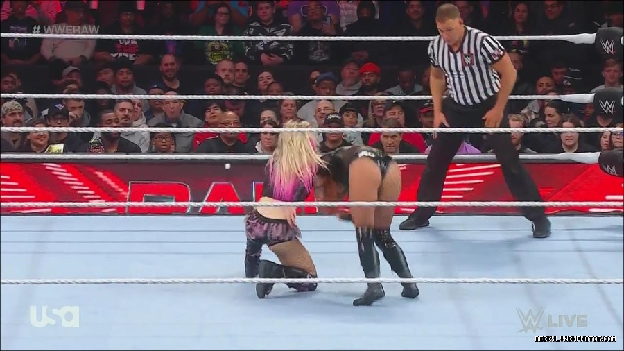 WWE_Monday_Night_Raw_2022_12_05_720p_HDTV_x264-NWCHD_mp4_006832416.jpg