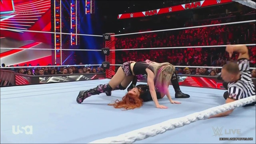WWE_Monday_Night_Raw_2022_12_05_720p_HDTV_x264-NWCHD_mp4_006834418.jpg