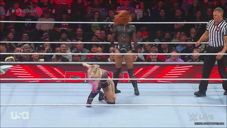 WWE_Monday_Night_Raw_2022_12_05_720p_HDTV_x264-NWCHD_mp4_006837622.jpg