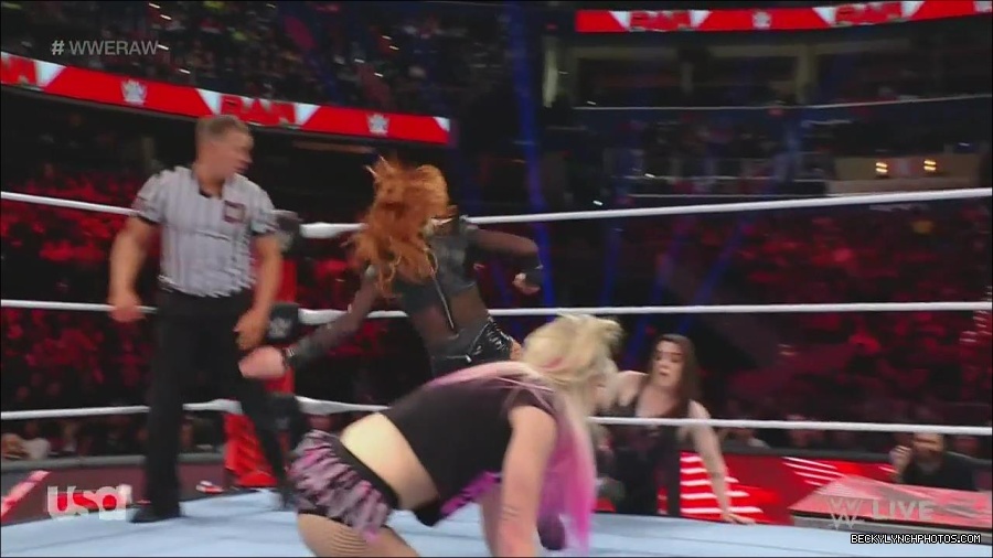 WWE_Monday_Night_Raw_2022_12_05_720p_HDTV_x264-NWCHD_mp4_006840424.jpg