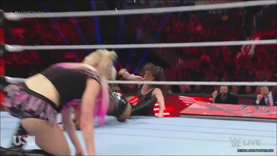WWE_Monday_Night_Raw_2022_12_05_720p_HDTV_x264-NWCHD_mp4_006840825.jpg