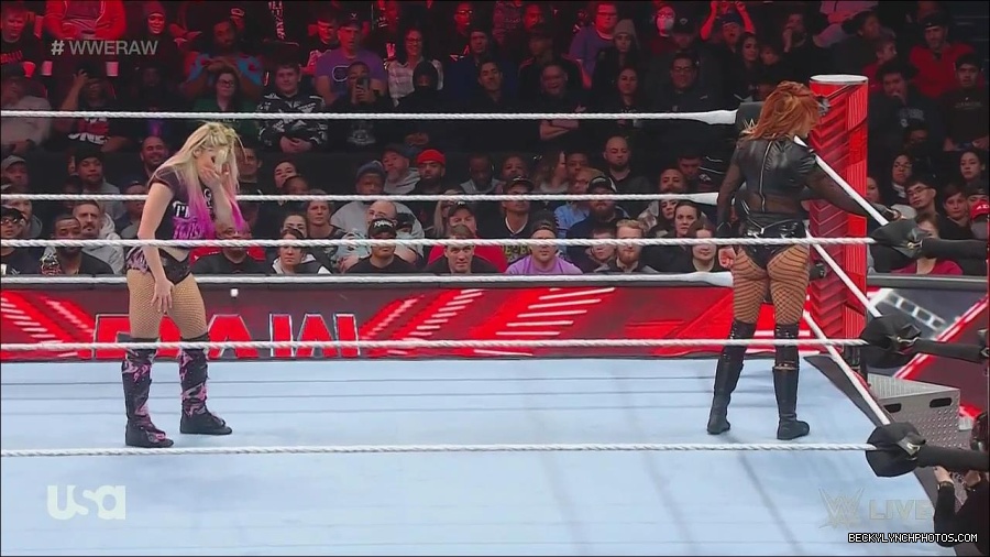 WWE_Monday_Night_Raw_2022_12_05_720p_HDTV_x264-NWCHD_mp4_006844428.jpg