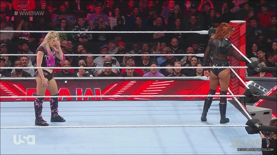 WWE_Monday_Night_Raw_2022_12_05_720p_HDTV_x264-NWCHD_mp4_006844829.jpg