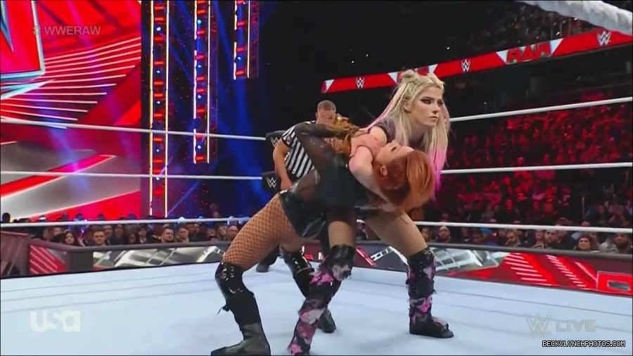 WWE_Monday_Night_Raw_2022_12_05_720p_HDTV_x264-NWCHD_mp4_006848032.jpg
