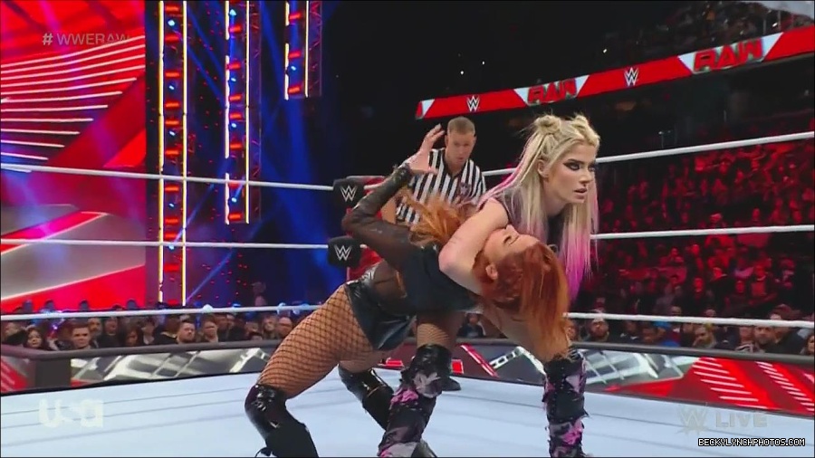WWE_Monday_Night_Raw_2022_12_05_720p_HDTV_x264-NWCHD_mp4_006848432.jpg