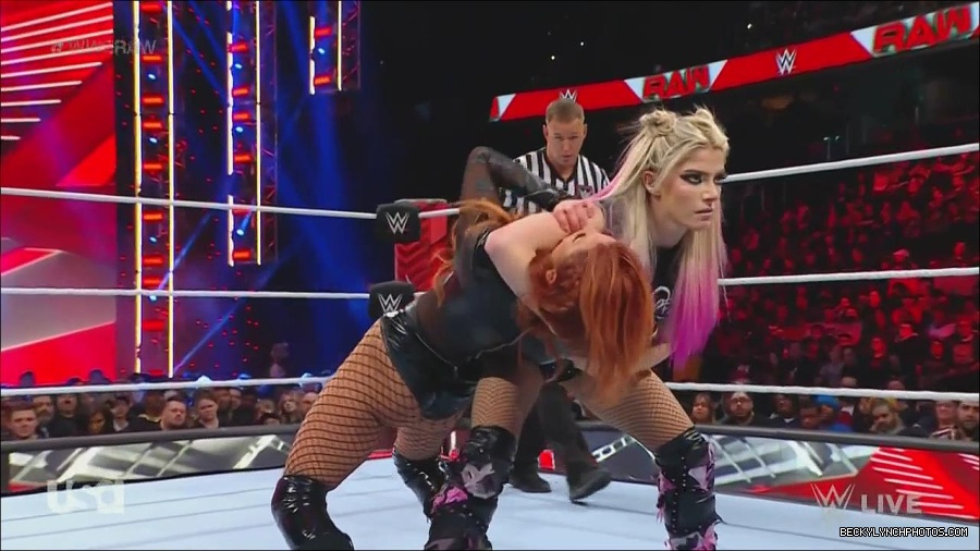 WWE_Monday_Night_Raw_2022_12_05_720p_HDTV_x264-NWCHD_mp4_006848833.jpg