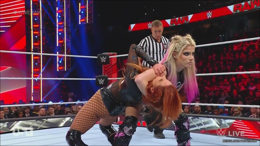 WWE_Monday_Night_Raw_2022_12_05_720p_HDTV_x264-NWCHD_mp4_006849233.jpg