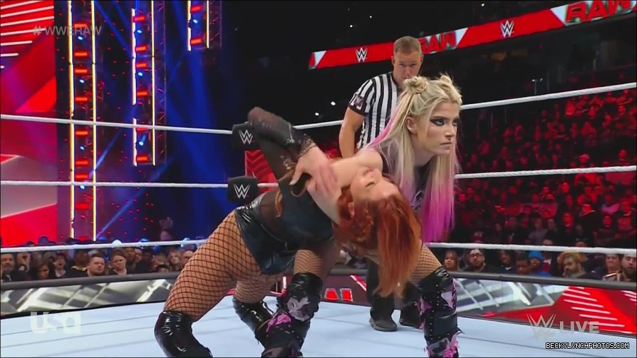 WWE_Monday_Night_Raw_2022_12_05_720p_HDTV_x264-NWCHD_mp4_006849634.jpg